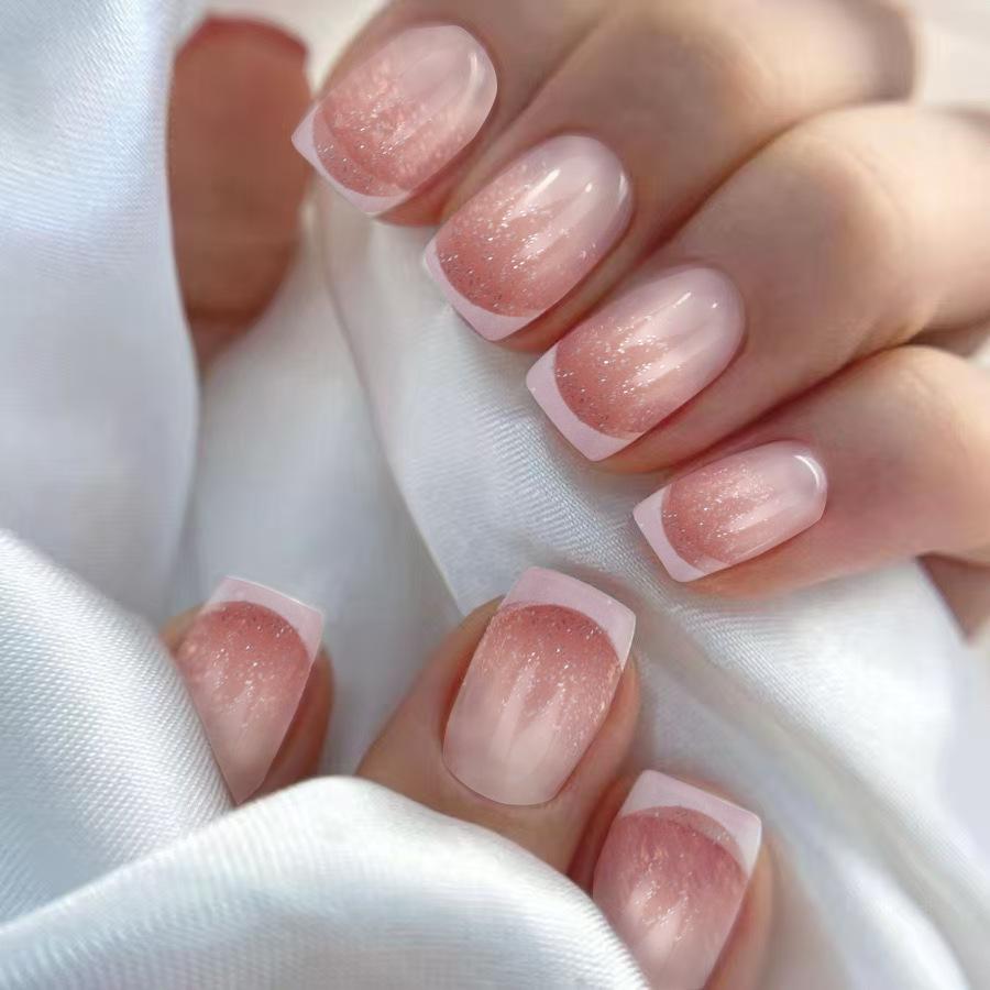24-teiliges Set: Einfache französische Gradient-Kurz-Aufhellungs-Fingernägel mit abnehmbaren Aufklebern