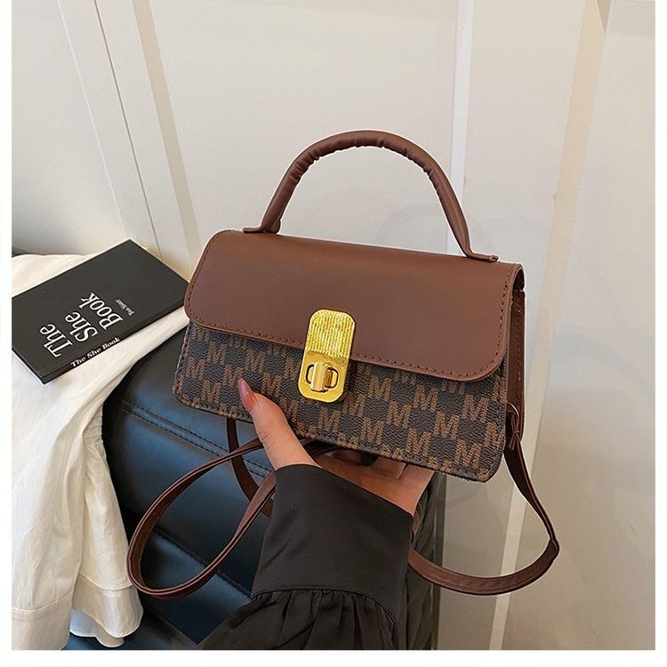 

Сумка-письмо женская новая трендовая популярная универсальная через плечо контрастного цвета на одно плечо подмышку маленькая квадратная сумка коричневый