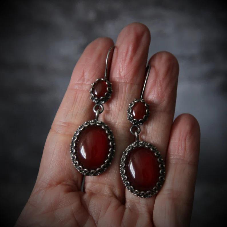 He Cheng Retro Baroque Red Stud Earrings for Women - Elegant Long Dangle Design