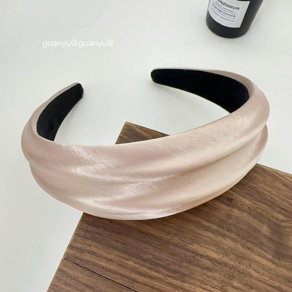 Satin Embossed Wide-Brim Headband: Chic, Versatile Hair Accessory for Women