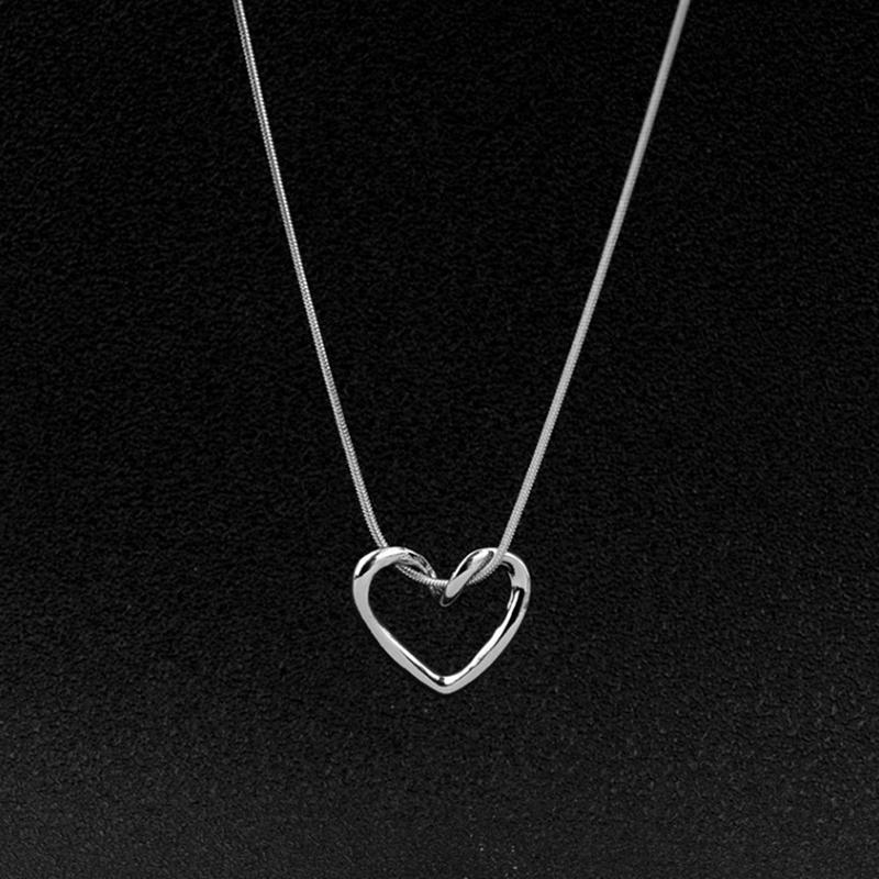 Light Luxury Niche Hollow Love Necklace Female Simple Design Fashion Peach Heart Clavicle Necklace For Women