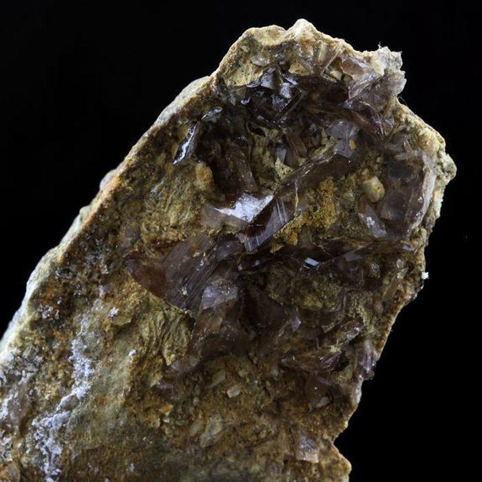 Pierres et Minéraux. Axinite. 305.0 ct. La Balme d'Auris, Bourg d'Oisans, Isère, France..