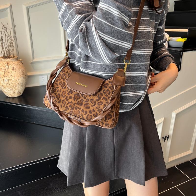 Niche design contrasting colors, new fashion women's bags, retro summer armpit bags, personalized shoulder crescent bags