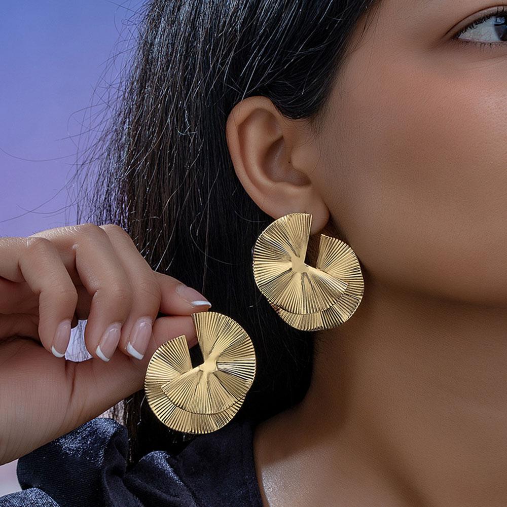 

YCQZ Креативные серьги-гвоздики из нержавеющей стали с металлическим цветком 2024 года, модные привлекательные ювелирные изделия для женщин, индивидуальный подарок