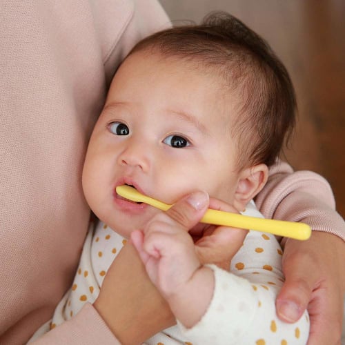 PIGEON Baby Teeth Care Finishing Gum Massager - Front Teeth Brushing for 4-5 Months - White