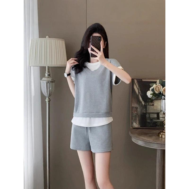 Summer Casual Sportswear Set for Women - Two Loose-fitting T-shirts and Shorts in Summer Style, in A Two-piece Set.