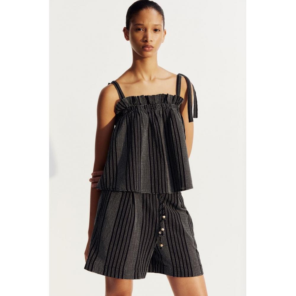 

Шорты HM со складками спереди, черные в тонкую полоску