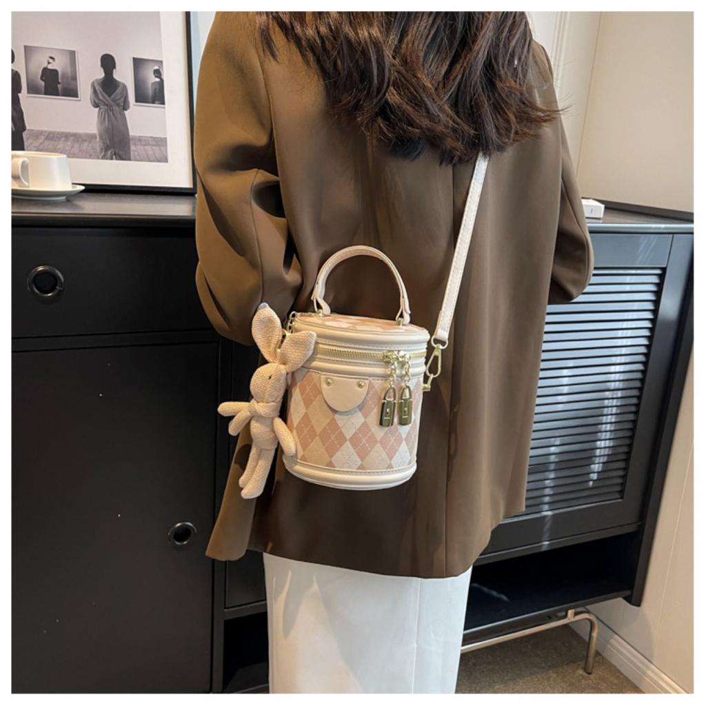 New Bucket Bag Shoulder Bag with Rabbit Pendant for Women
