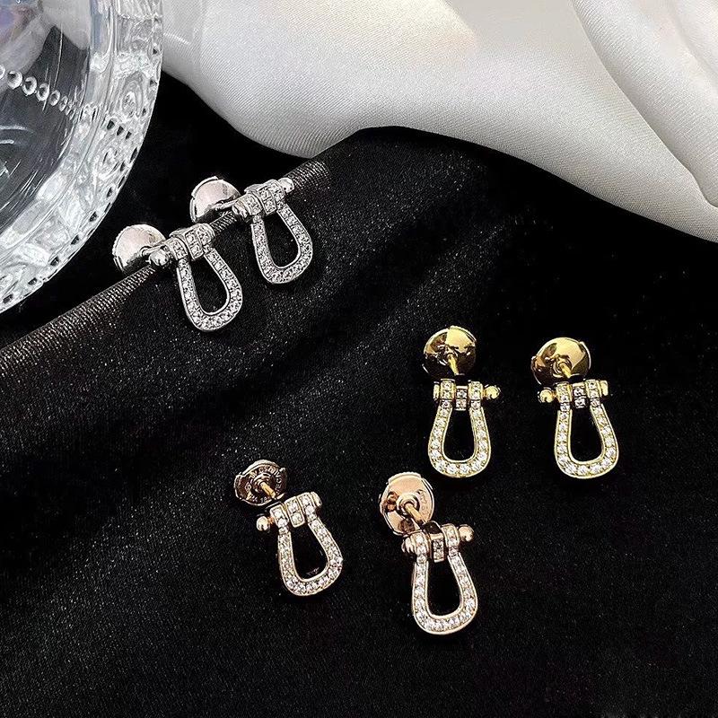 18K Gold Electroplated Diamond Horseshoe Stud Earrings - Shiny, Luxurious Fashion Gift for Girlfriend
