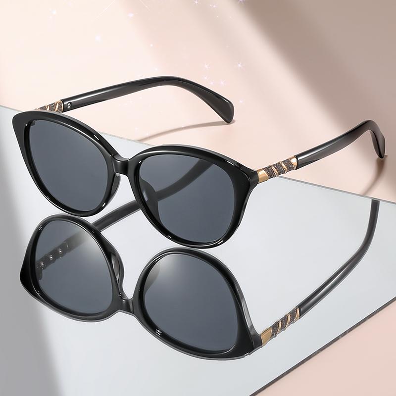 Fashionable and classic cat-eye small-frame sunglasses with diamond-like embellishments on the temples, versatile sunglasses