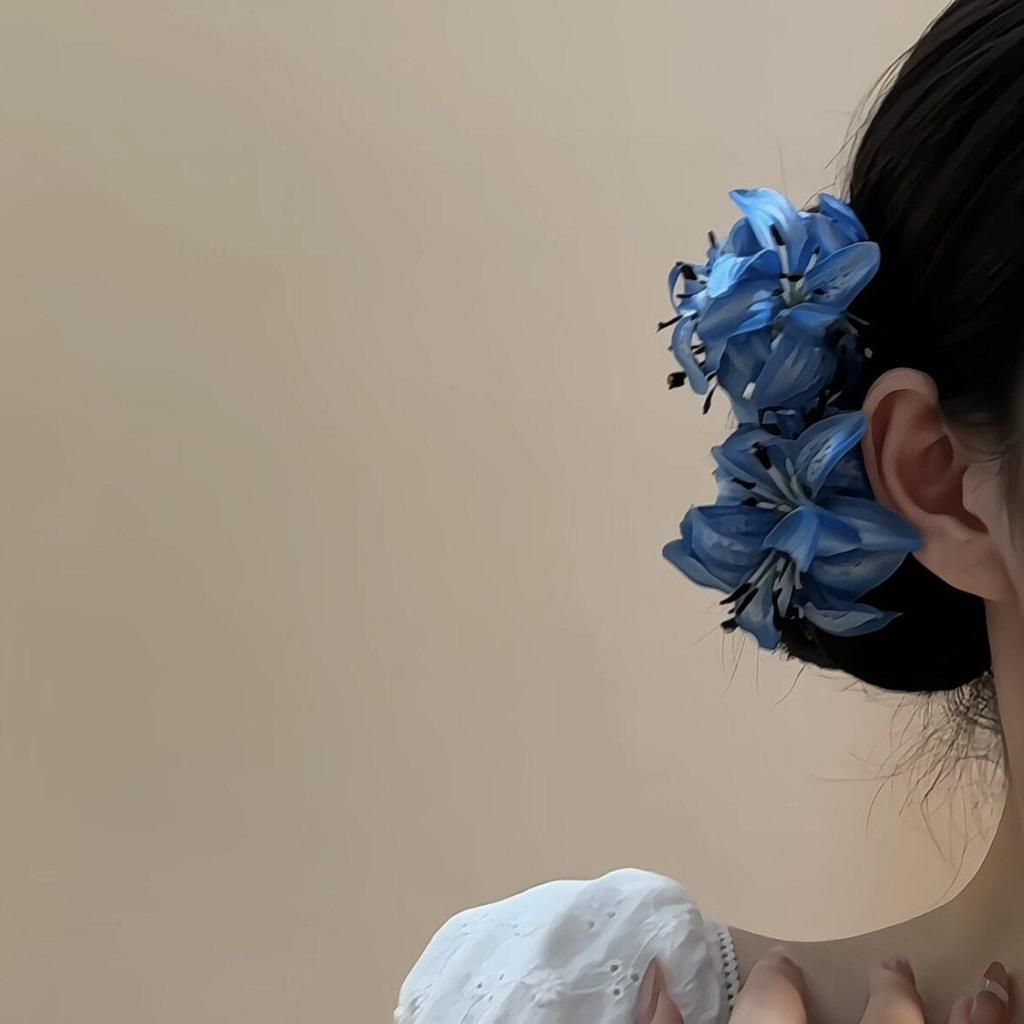 Deep Blue Lily Flower Hairpin: New Chinese Style U-shaped Hair Accessory for Women.