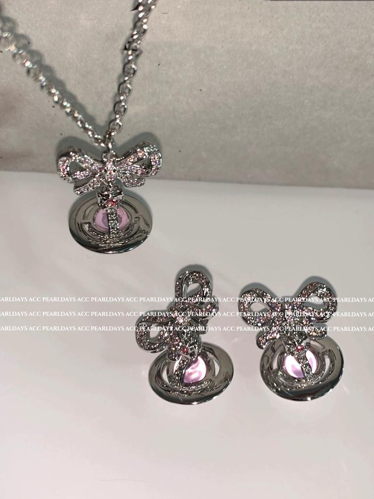 Náušnice s růžovým zirkonem ve tvaru mašle a planety se stříbrným pozadím a náhrdelník císařovny vdovy