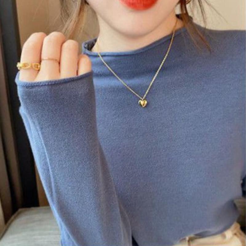 Für Schüler im Herbst und Winter kann das Tragen eines Strickpullovers als Innenschicht sie schlanker aussehen lassen.