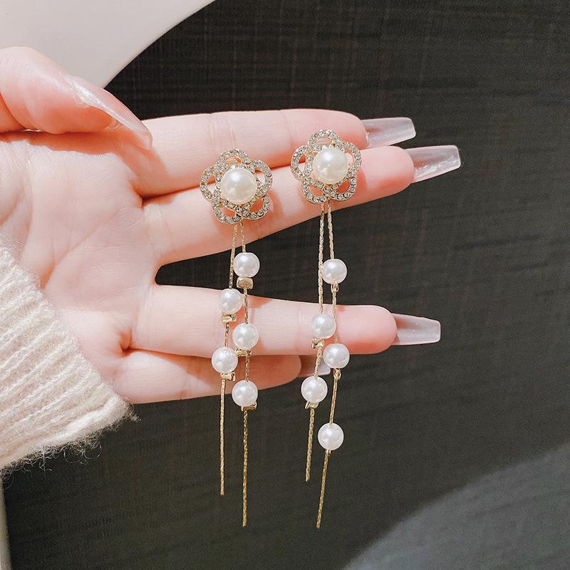 Orecchini alla moda con frange, lussuosi e sofisticati, dal fascino elegante. Lunghi Orecchini di Perle per uno Stile Versatile e Raffinato.
