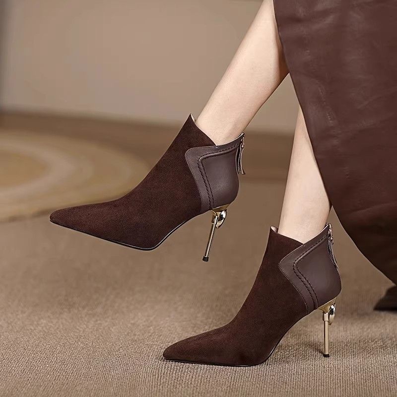

Soft leather pointed short boots women s thin heels 2025 autumn and winter new temperament high heel short women s boots frosted leather splicing b 34 темно-коричневого