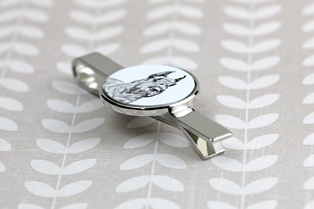 Schnauzer I - alfiler de corbata con perro, alfiler de corbata personalizado, un regalo único para un hombre de la marca Art-Dog
