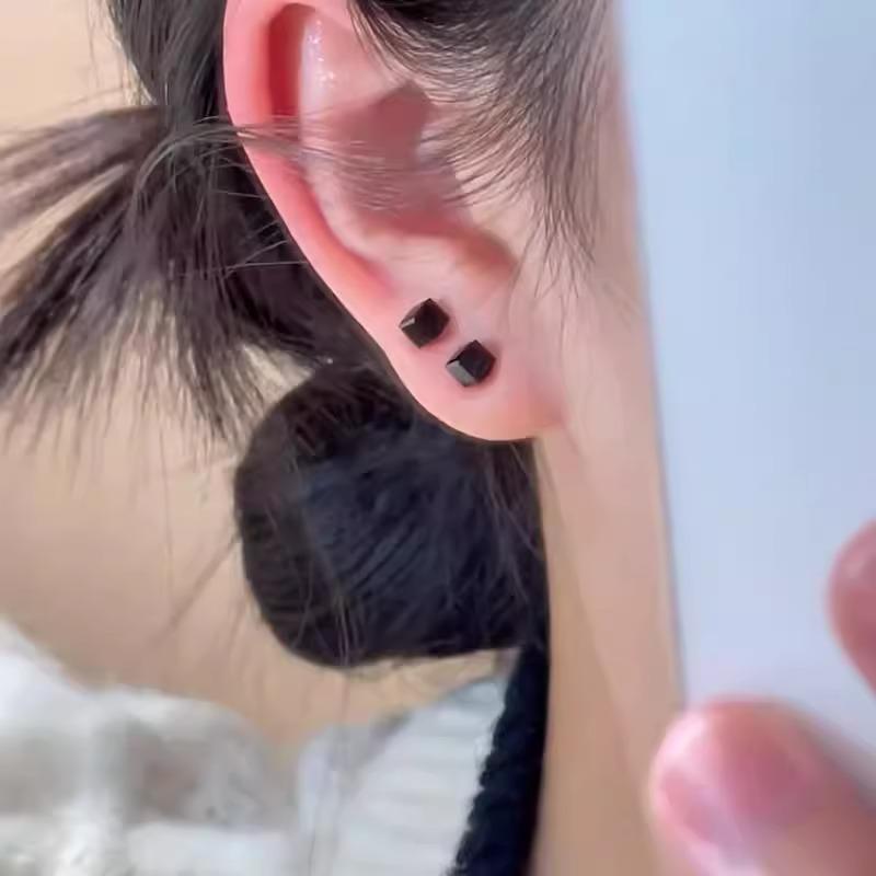 Small Square Earrings - Unique Design, Elegant and Refined, Suitable for All Occasions.