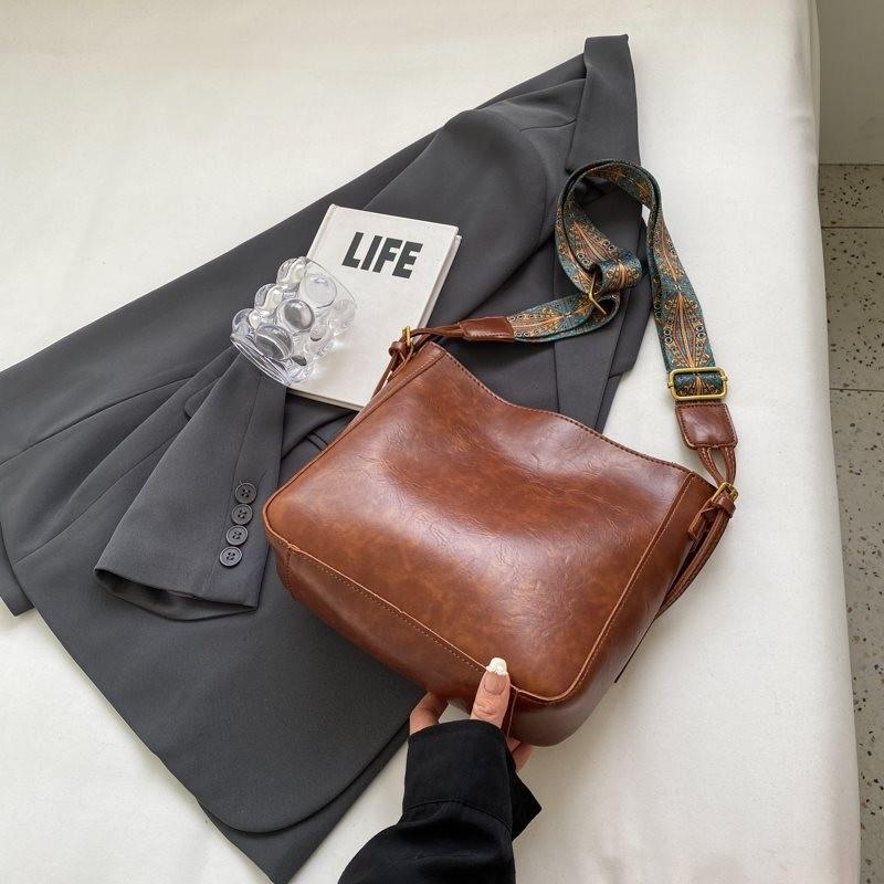 Fashionable Retro Women's Large Capacity Bucket Bag With Premium Quality And Versatile Design