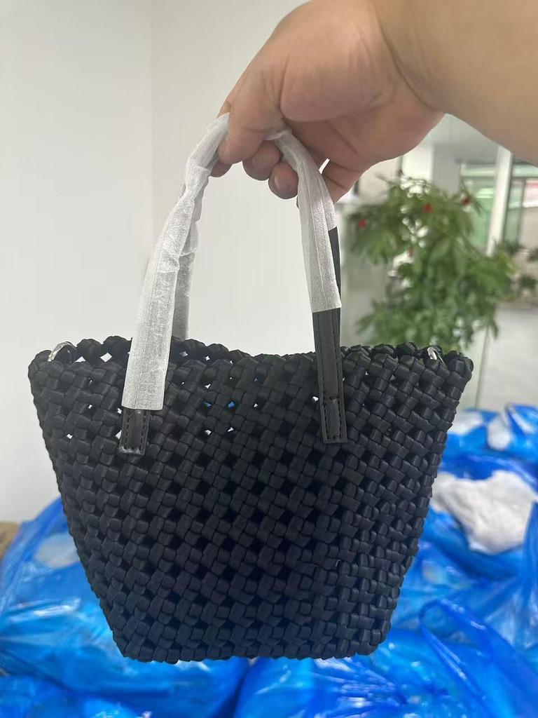 New Large Capacity Hand-Woven Pinwheel Knot Tote Bag with Niche Cutout Design for Mother and Child.