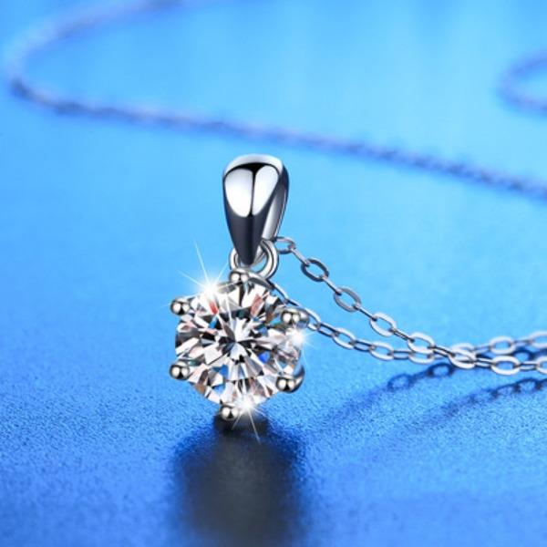 Necklace Women's 1 Carat Maussanite Six Claw Pendant Necklace