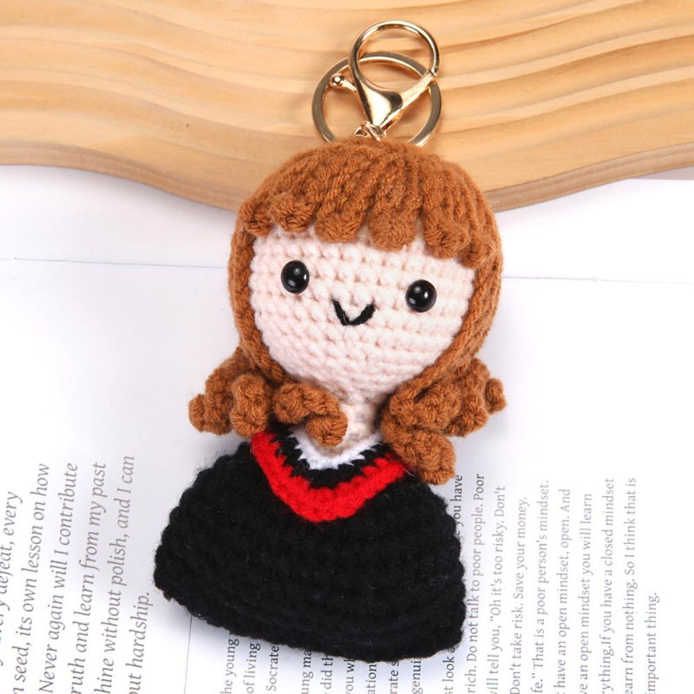 Gewebte Puppe Gestrickter Schlüsselanhänger Handgemacht Gestrickte Puppe Häkelpuppe Abschluss-Puppe für Studenten