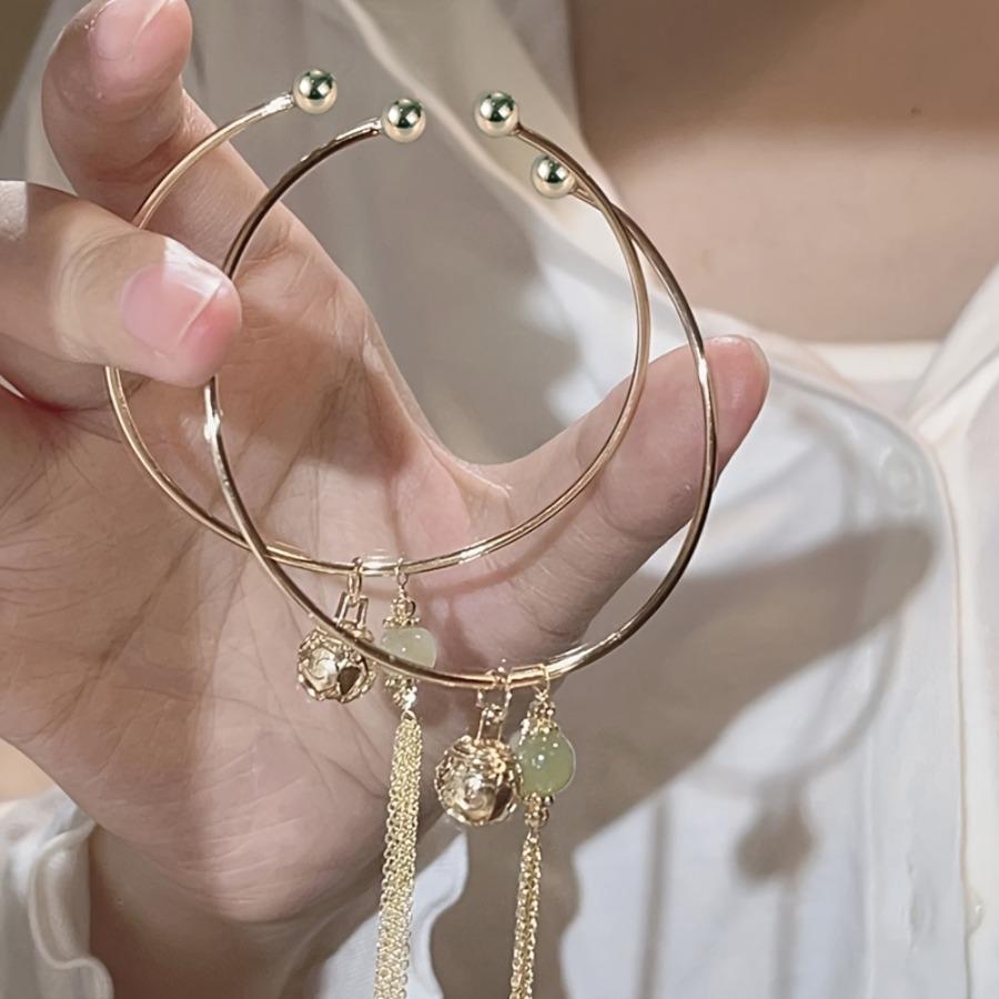 A Stylish And Elegant Tassel Bracelet, Perfect for Women to Wear on Various Occasions Such As Daily Life, Parties, Travel, And Vacations