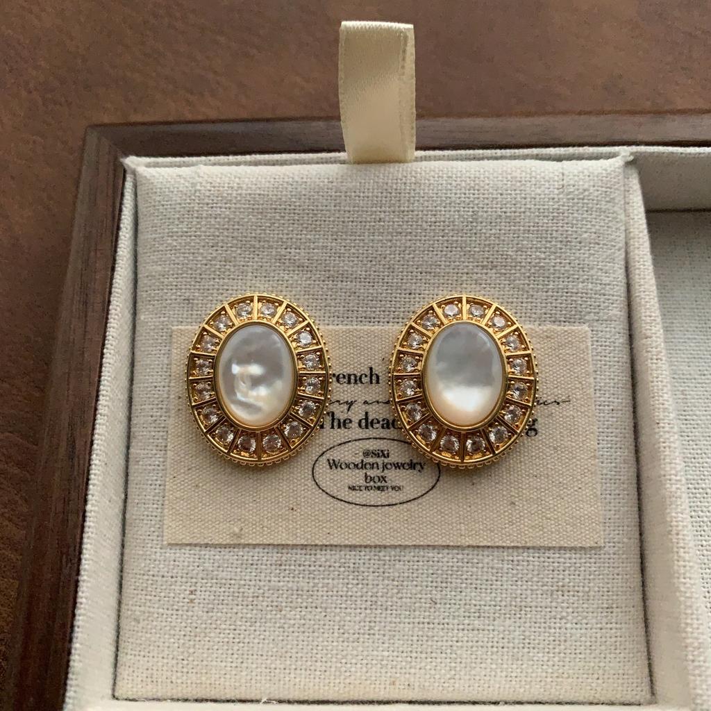 Gentle And Delicate Geometric Fritillary Stud Earrings, Niche And Versatile, Elegant And Simple, High-End Luxury Earrings, Women