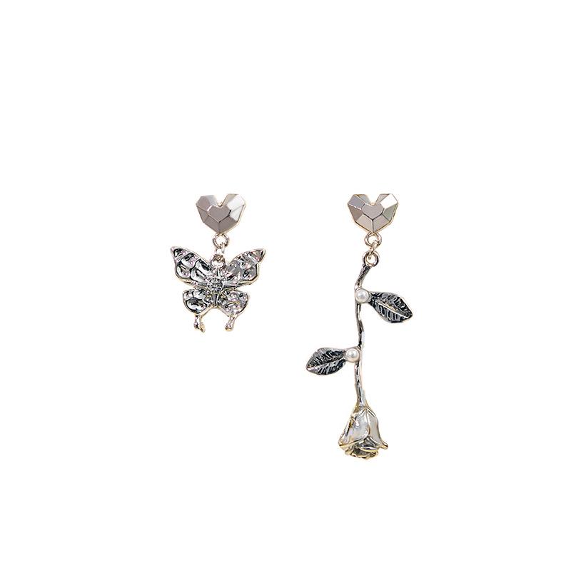 

Серьги Серебряная игла с корейским розовым жемчугом и кисточкой-бабочкой со стразами