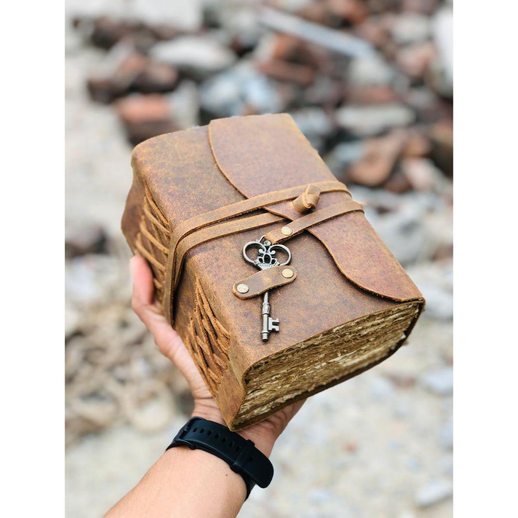 

Кожаный журнал на 400 страниц с ключом — старинная бумага ручной работы с краями, винтажный кожаный журнал — Книга теней — отличный подарок 10 x 13 in коричневый