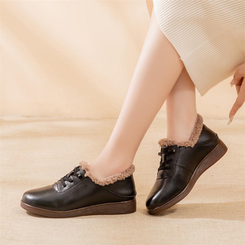 "2025 Winter Genuine Leather Non-Slip Fur-Lined Flat Shoes for Middle-Aged and Elderly"