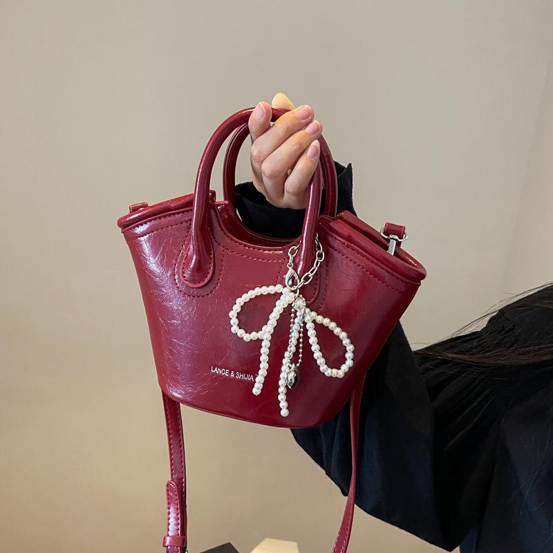 

Bag women s 2025 new messenger bag fashionable niche design sense summer portable bucket bag work small bag бордовый