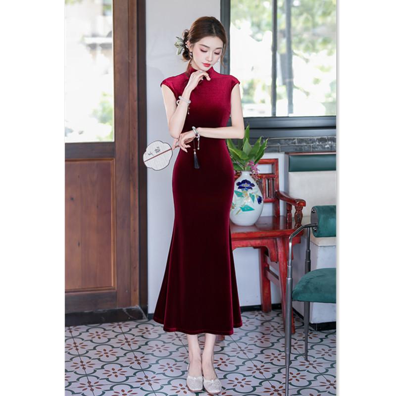 Red velvet new Chinese long fishtail cheongsam skirt, early autumn style, waist pinching and thin, high-end banquet cheongsam