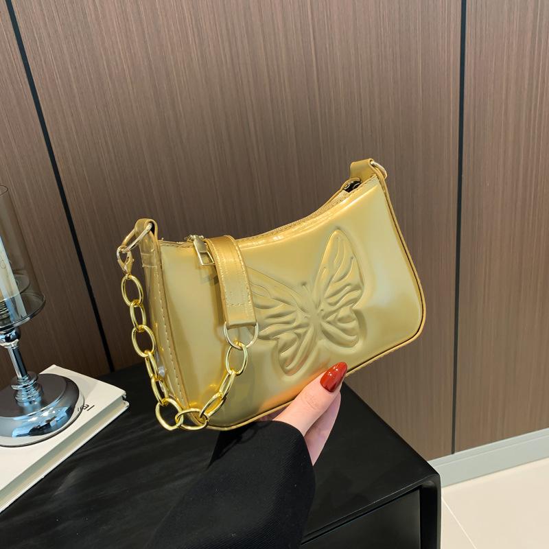 Сумка подмышкой из глянцевой лакированной кожи с тиснением в виде бабочки — фото 7