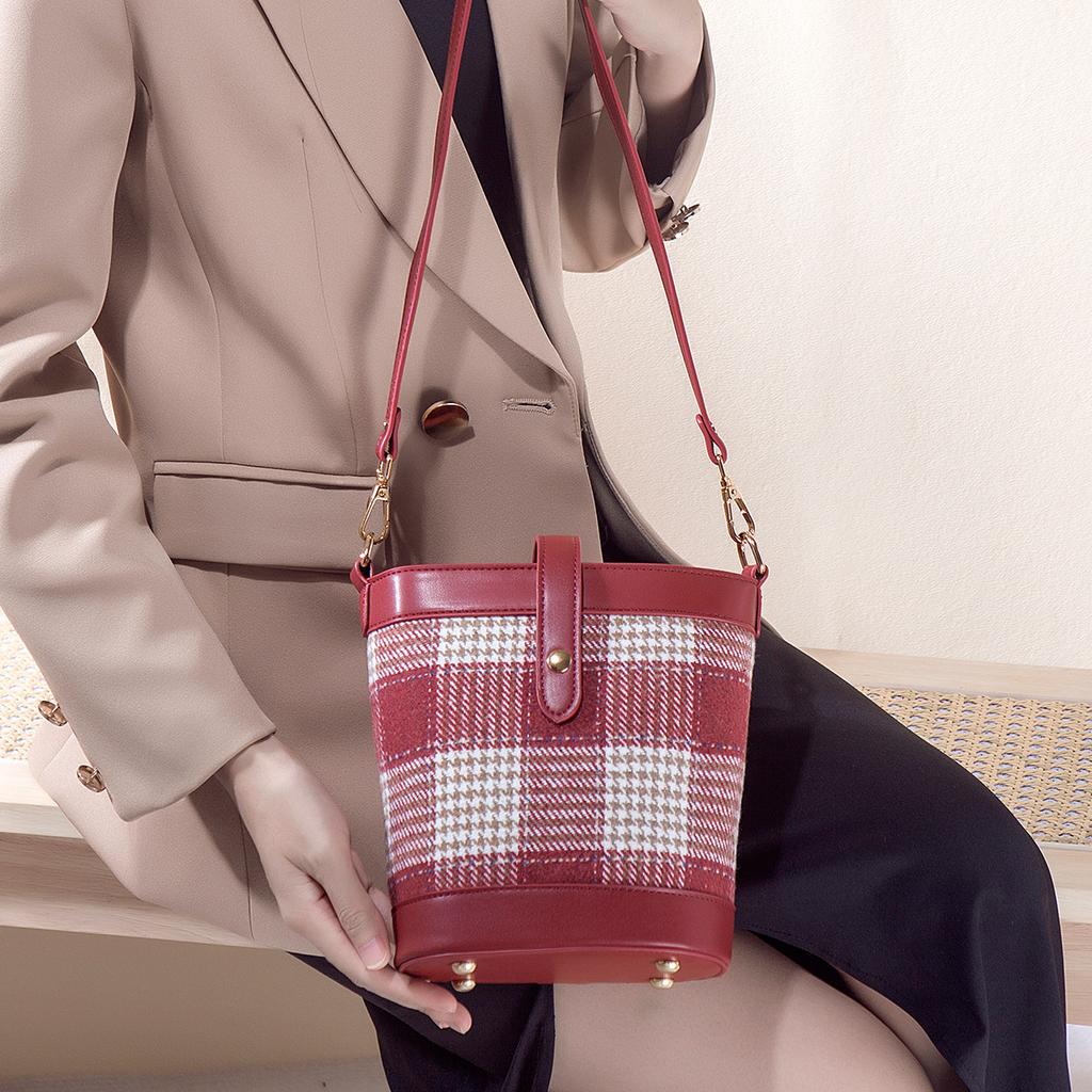 Red bag with a high-end feel, bucket bag for women, niche houndstooth pattern shoulder bag, vintage and stylish wedding bag, bridal gift for women