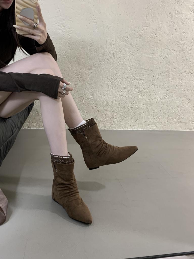 Inre höjning spetsig mockahög riddar medelstövlar damstövlar 2025 nya höst- och vinter tunna medelstövlar