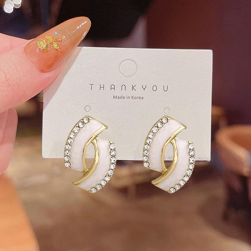 

French drop oil fashion simple retro earrings female ins tide Korean version Internet celebrity diamond stud earrings белый