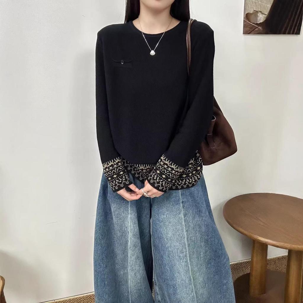 Solid Color Retro Distressed Crochet Appliqué Knit Sweater - Loose Round Neck Pullover for Women (Spring 2026)