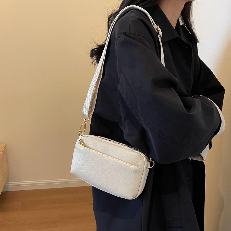 Chic Vegan Crossbody Bag Minimalist & Fashion-Forward PU Shoulder Bag for Women Simple and Versatile Small Square Bag