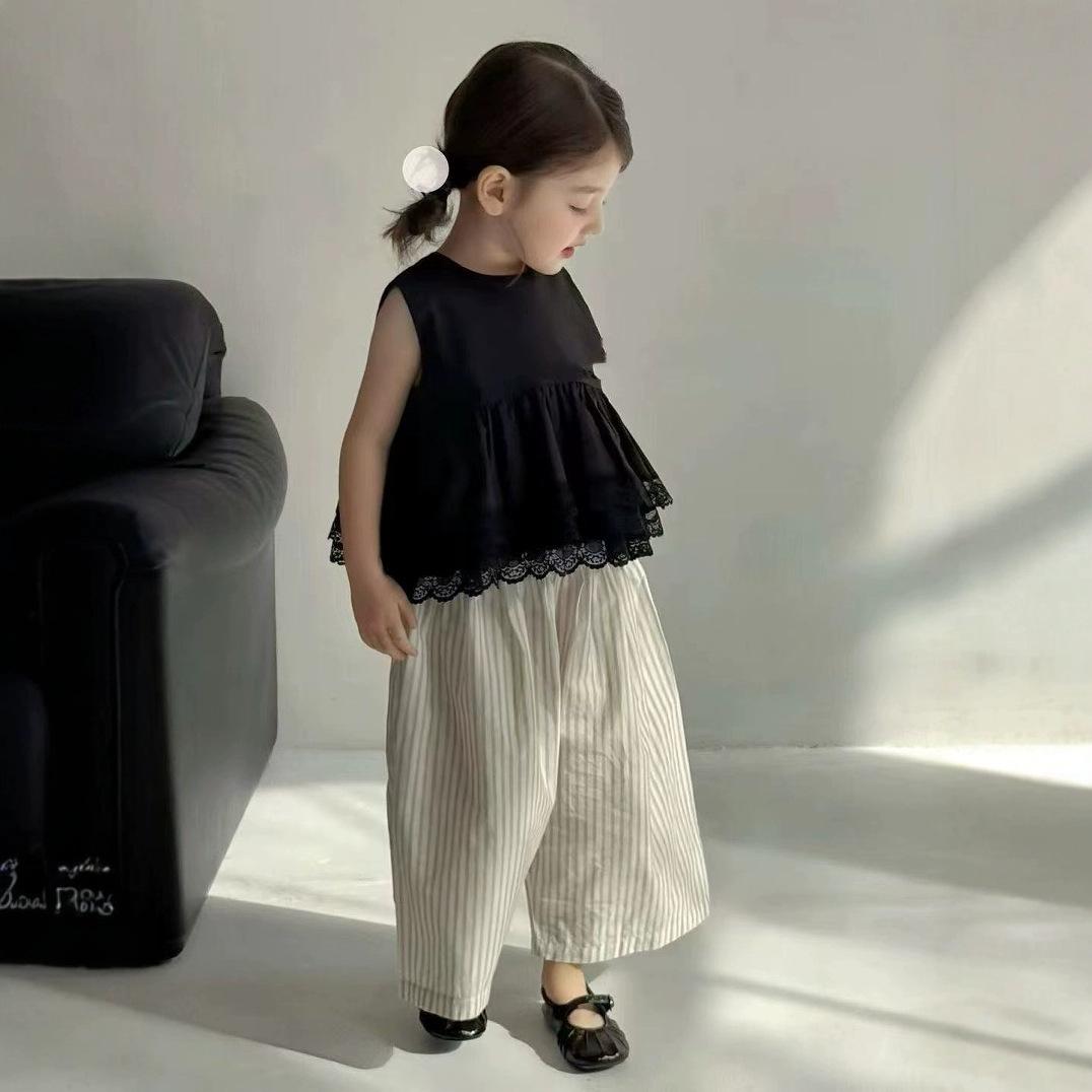 Летний комплект для девочек: кукольная блузка без рукавов с кружевом, черный жилет + полосатые брюки. Комплекты одежды для девочек 90