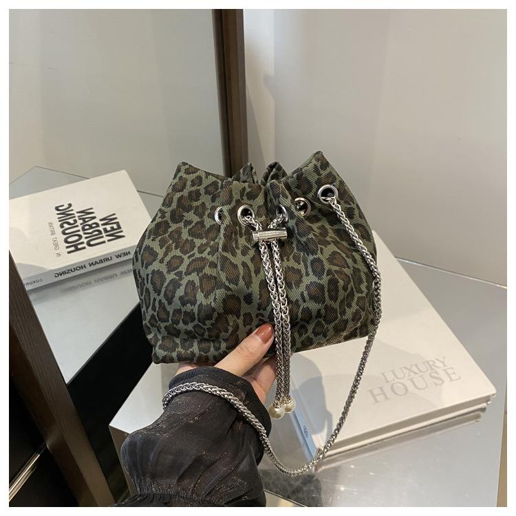 

Leopard print pump with bucket bag women s 2025 new autumn fashion trendy simple chain shoulder bag fashionable messenger bag зелений