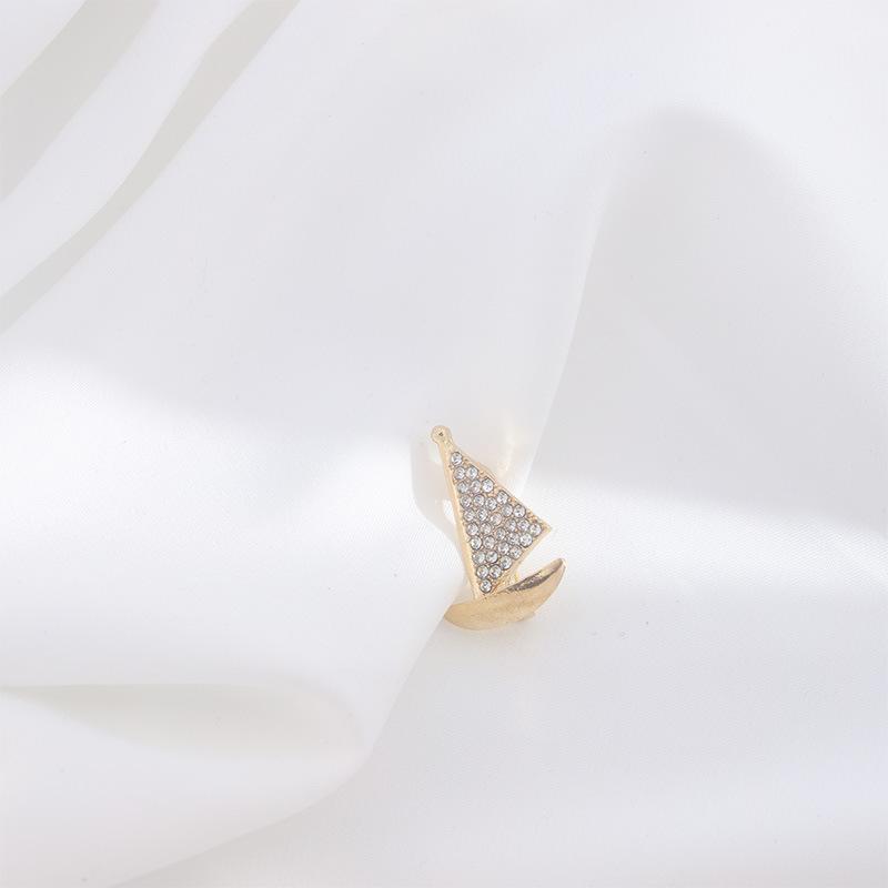 

High-end navy sailboat small pin fixed clothes buckle versatile exquisite brooch women s cardigan suit accessories small corsage