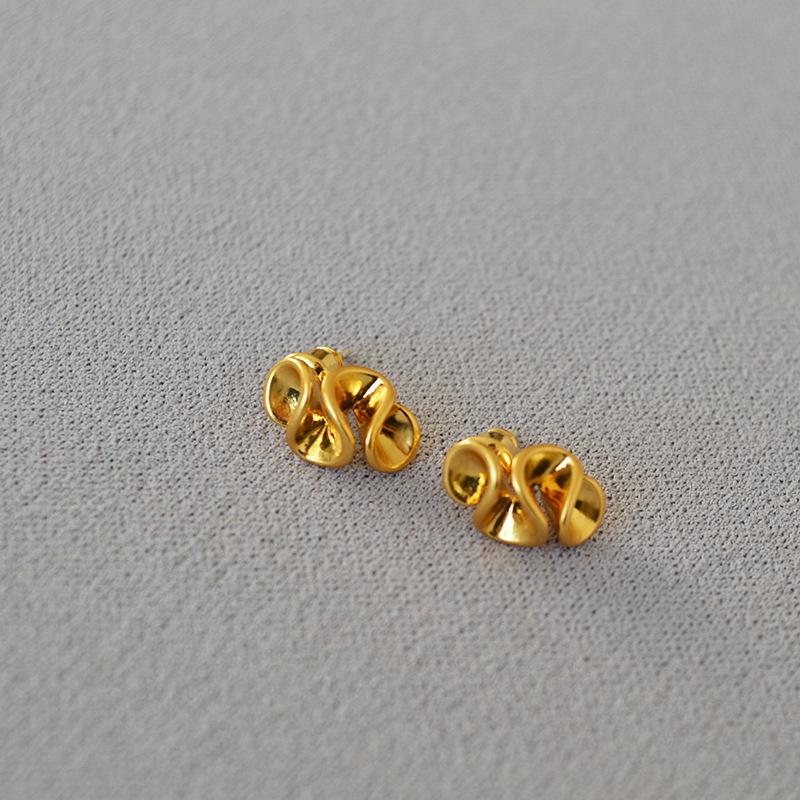 

Japanese Artistic Retro Brass Flower Gold-Plated 925 Silver Stud Earrings золотой