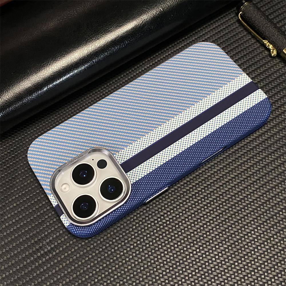 Custodia Rigida Ultra Sottile con Motivo in Fibra di Carbonio e Copri Lenti Metallico per iPhone 17 16 Pro Max 15 14 13 MagSafe Copertura Magnetica per Ricarica Wireless