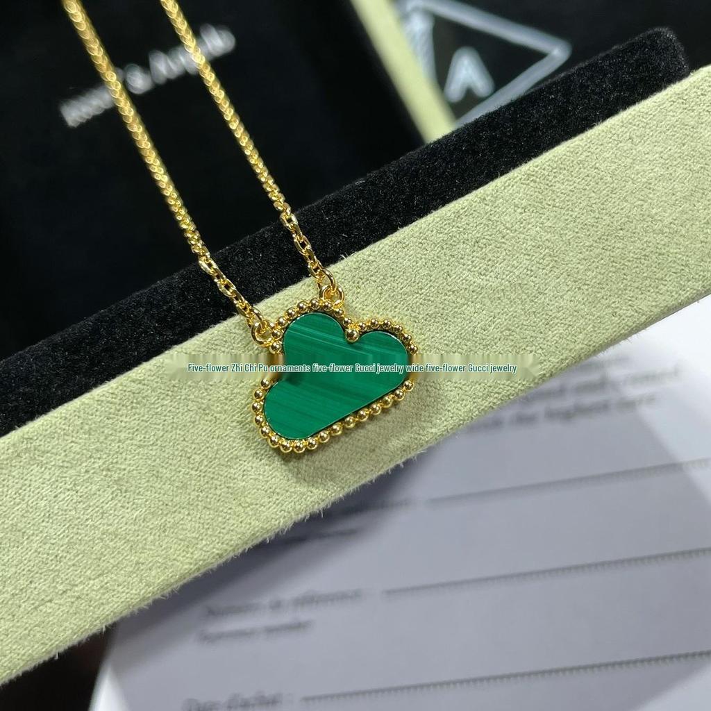 Náhrdelník Van Cleef se čtyřlístkem: Zlatý přívěsek pro ženy s pětilistým designem, bílou perletí, červeným achátem a diamantem.