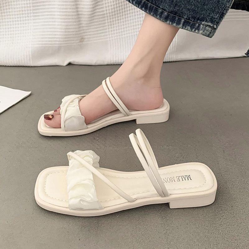 Internet celebrity super fire cool slippers women summer wear 2025 new fashion fairy wind flat beach with skirt sandals