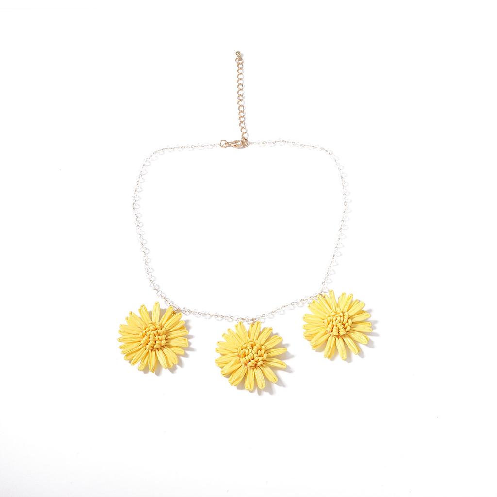 Summer new light-colored raffia hand-woven small daisy flower necklace, fashionable niche atmosphere