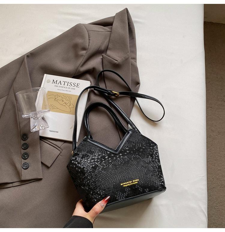 Niche design bag women's new high-end retro shoulder messenger bag portable commuter bucket bag