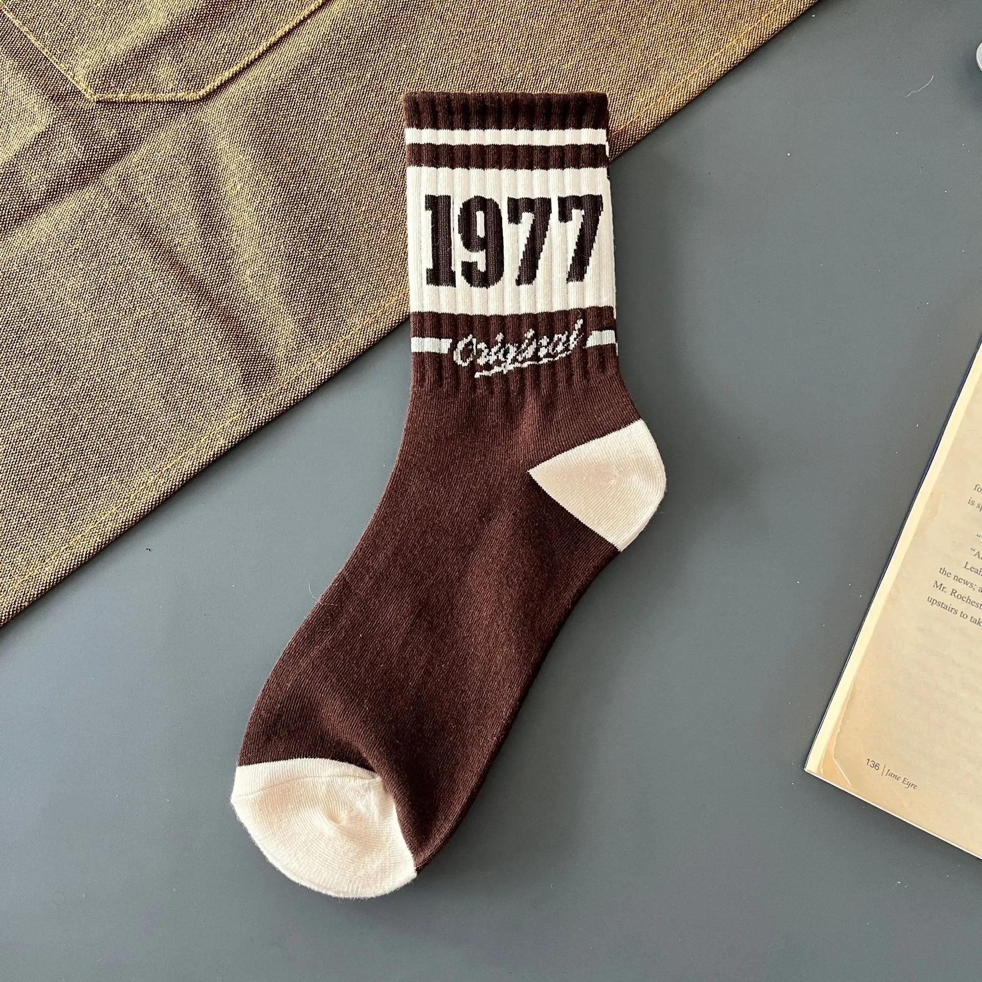 

1/5/8 пар ретро американских мужских носков средней посадки женские повседневные спортивные носки баскетбольные граффити с буквенно-цифровым узором One Size(EU 36-44)