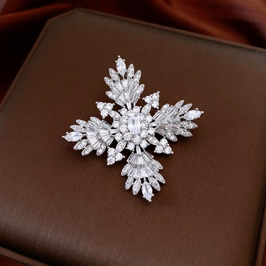 Średniowieczna Vintage Broszka z Kontrastującą Pszczołą Inkrustowana Diamentami Retro Lekki Luksus High-endowa Korsaż Wykwintne Wszechstronne Dodatki Kobiety