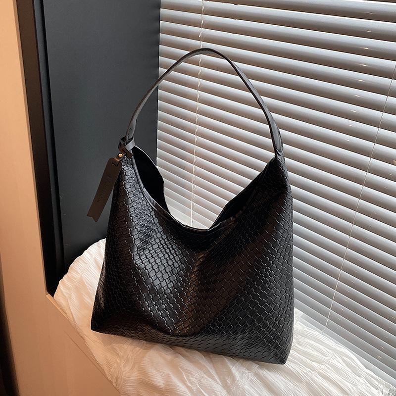 

2025 new fashion trend large capacity tote bag women s shoulder handbag retro commuter bag